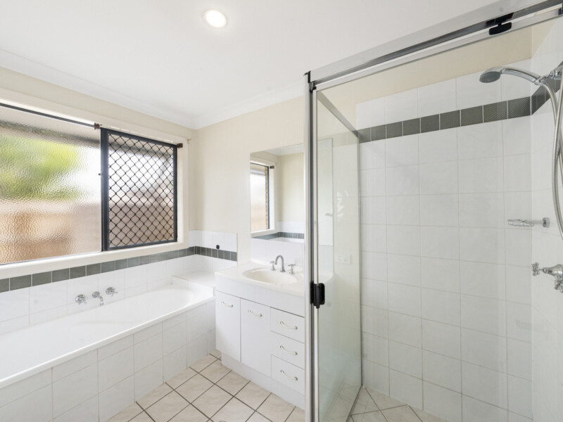 92 Oakmont Avenue, Oxley, QLD 4075 AUS